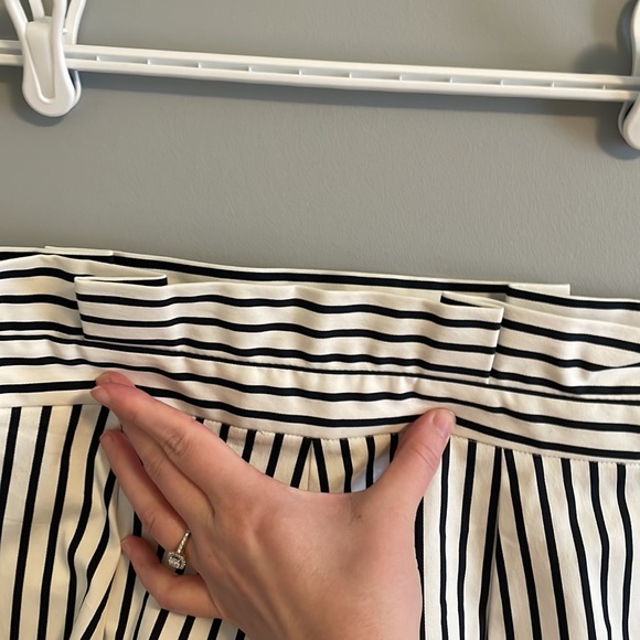 Dalia Tailored Paper Bag Waist Shorts (Dark Navy/Cream) size US 8 - Picture 8 of 9